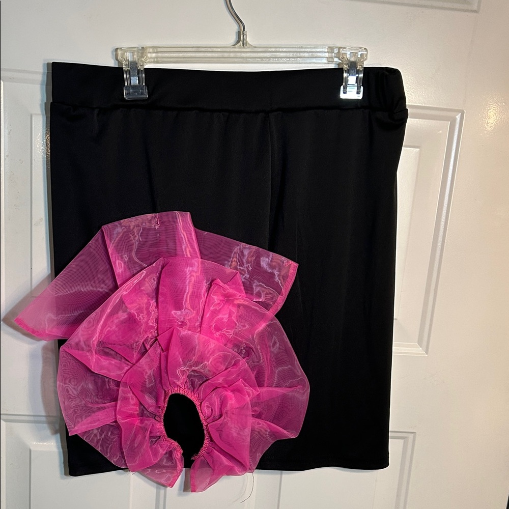 Chic Black Mini Skirt with Vibrant Pink Detail